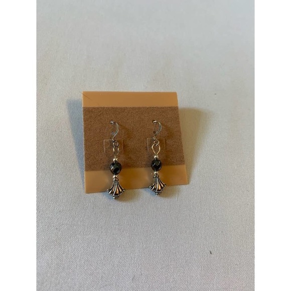 5/ $25 𝅺Silvertone and black dangle earrings - Picture 2 of 5
